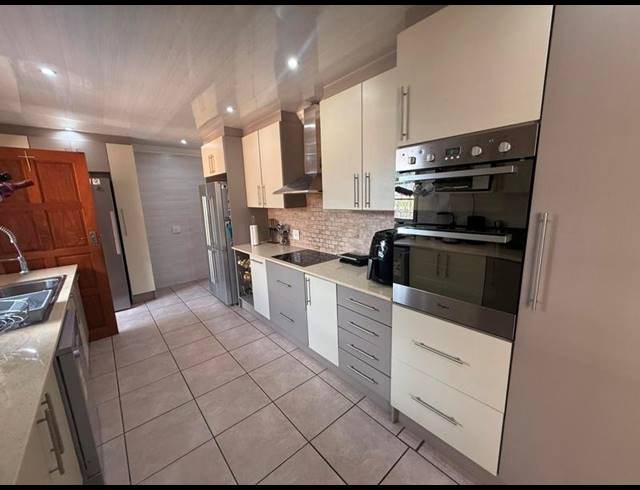 6 BEDROOM HOUSE FOR SALE IN THE REEDS